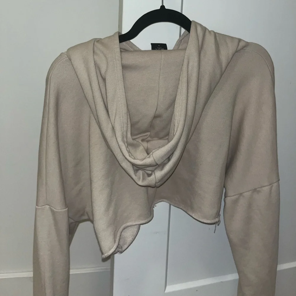 Beige/tan cropped hoodie, size medium but runs small - Picture 2 of 4